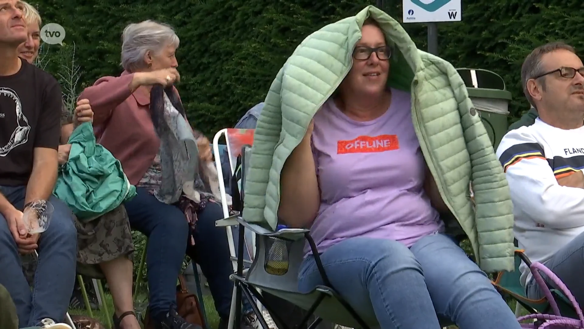 Publiek trotseert regenbui voor TV Oost vertelling van Veerle Malschaert