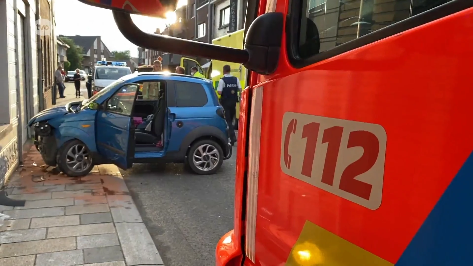 Bestuurster gekneld in Brommobiel na knal tegen huisgevel