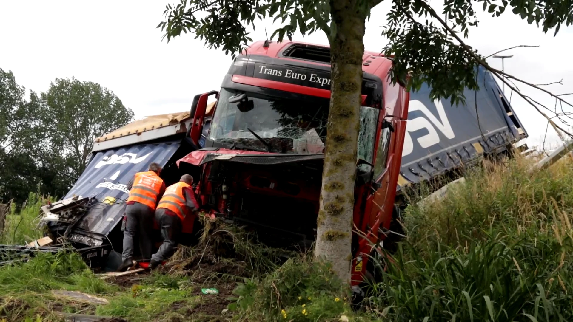 Kalken: vrachtwagen knalt door middenberm op E17