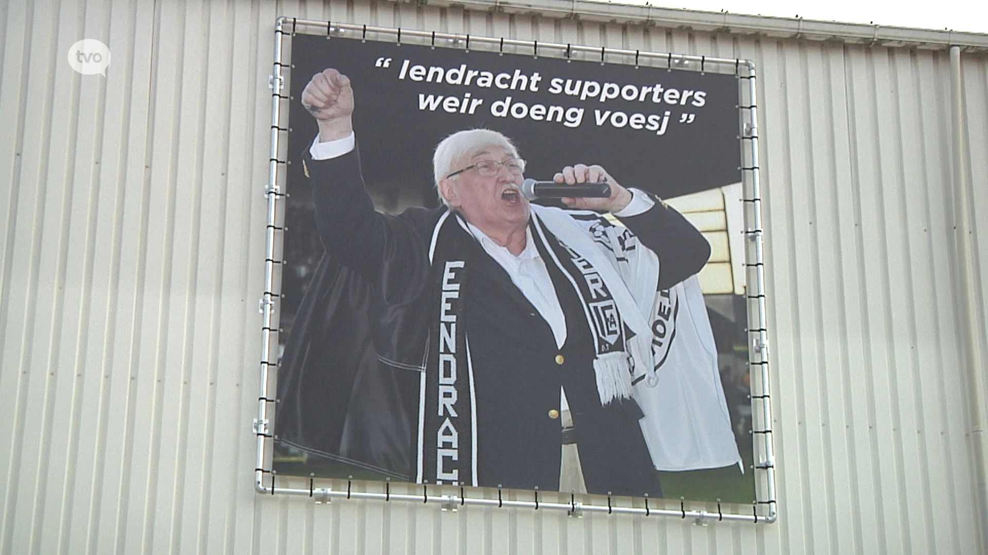 Eendracht Aalst-supporters eren Keizer Kamiel met groot spandoek