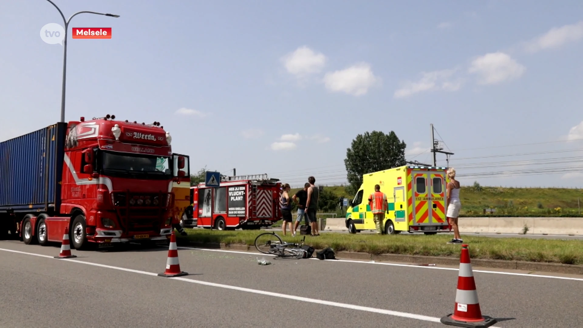 Fietsster (25) in levengevaar na aanrijding door vrachtwagen in Melsele