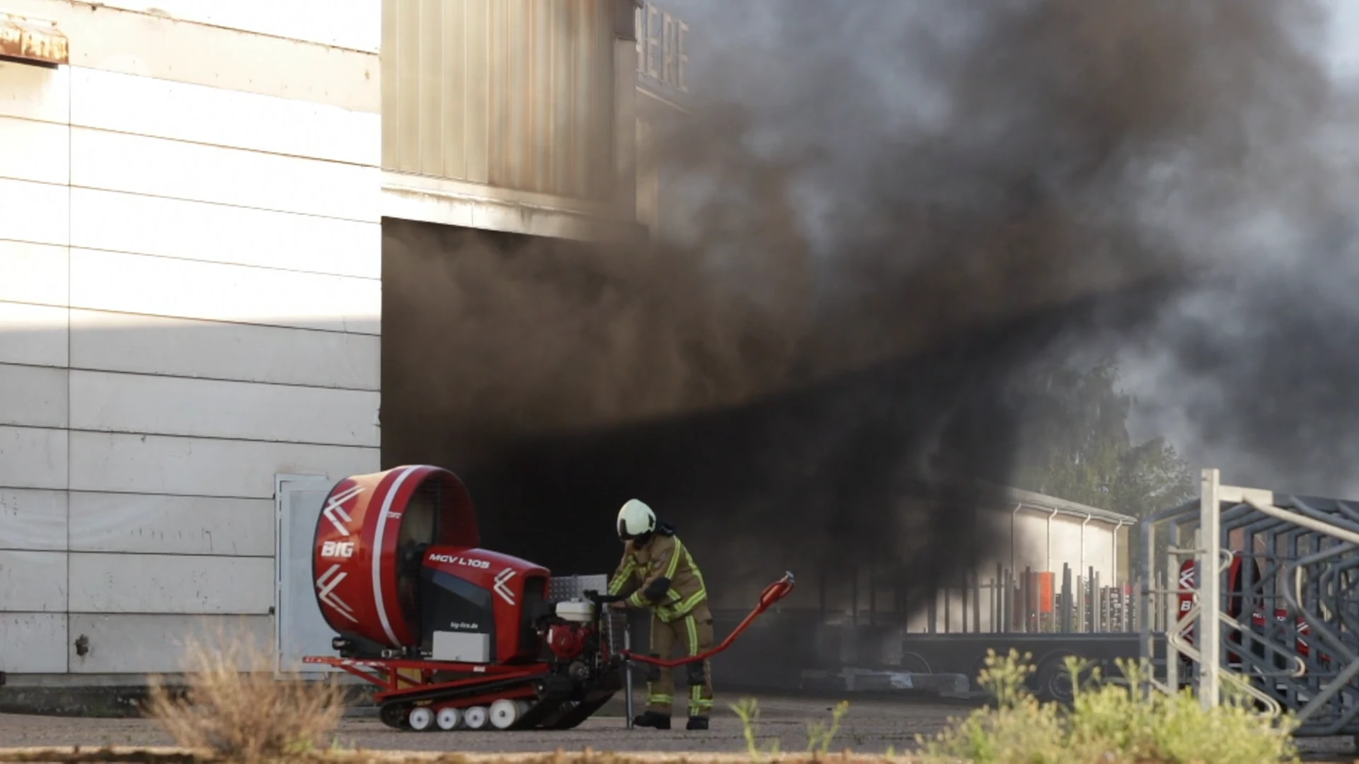 Brand in Burcht zorgt voor veel rookhinder: buurtbewoners moeten ramen en deuren gesloten houden