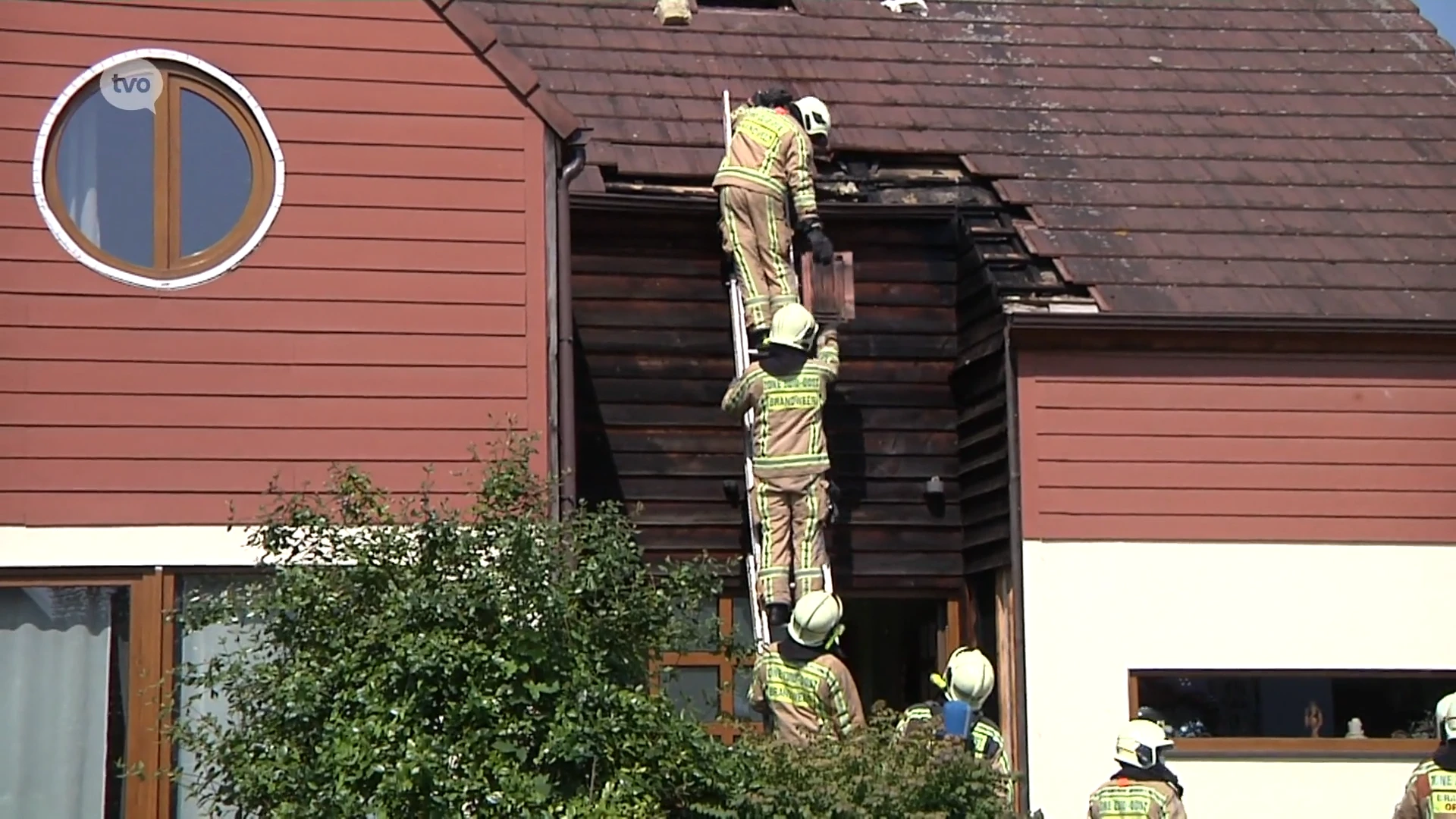 Haaltert: man met onkruidbrander steekt huis in brand