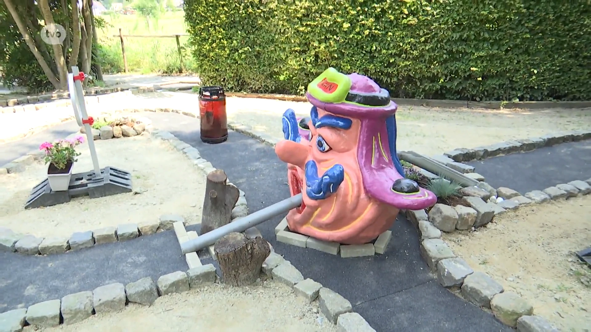 Cafébaas en stamgasten bouwen minigolfterrein uit gerecycleerd materiaal in Temse