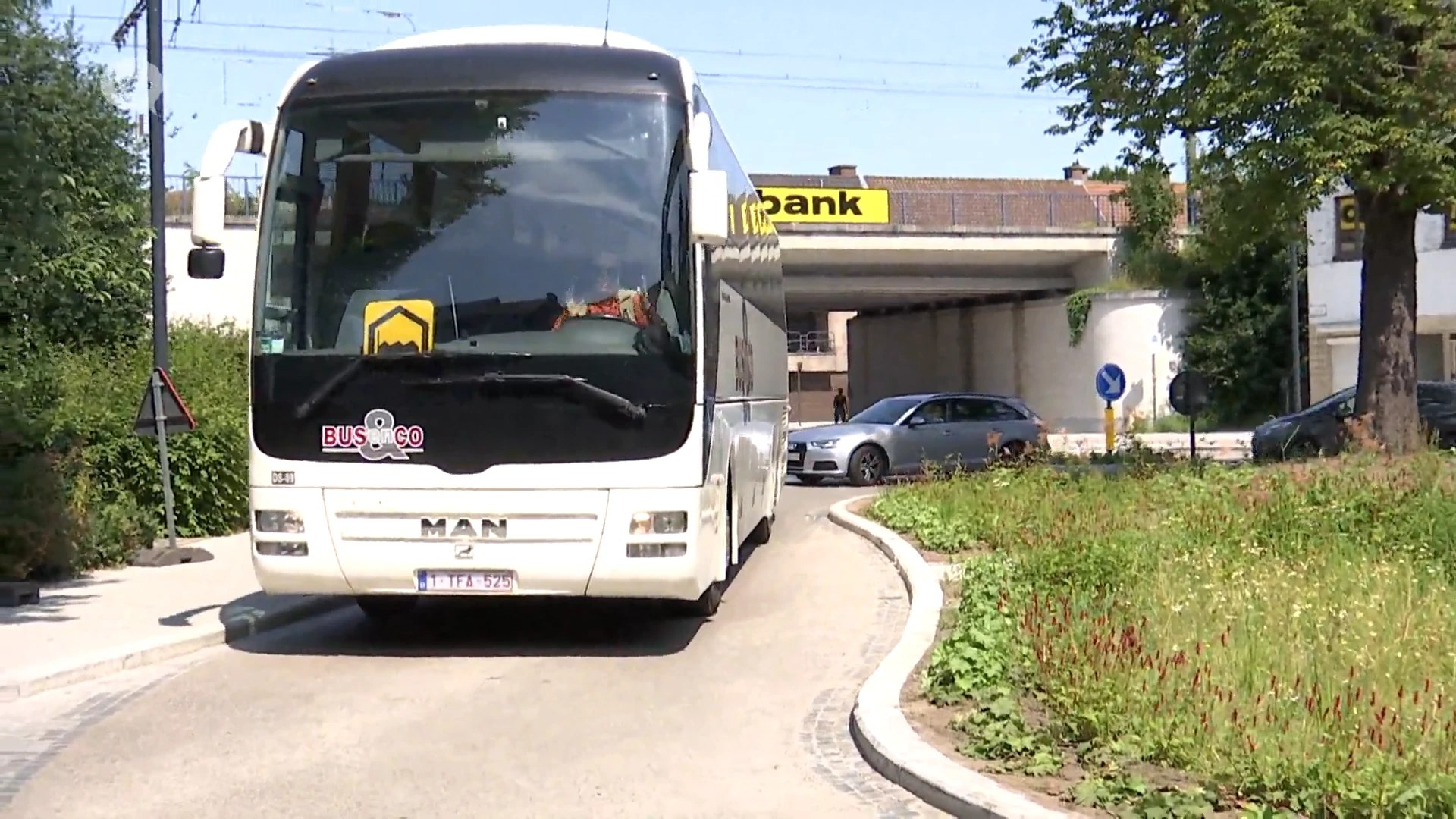 Gloednieuwe rotonde in Lokeren te klein voor bussen