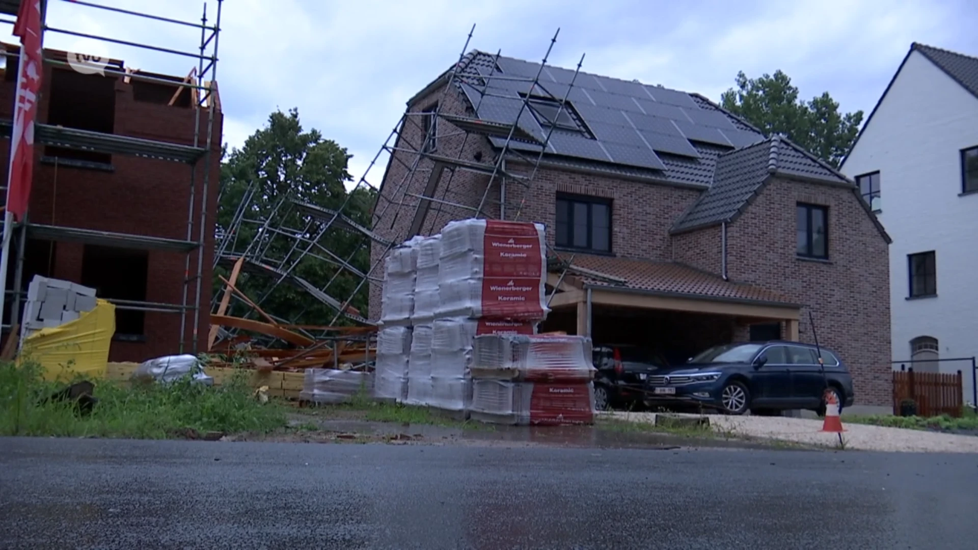 Opnieuw wateroverlast in Sint-Gillis-Waas: Straten afgesloten, gevel huis stort in.