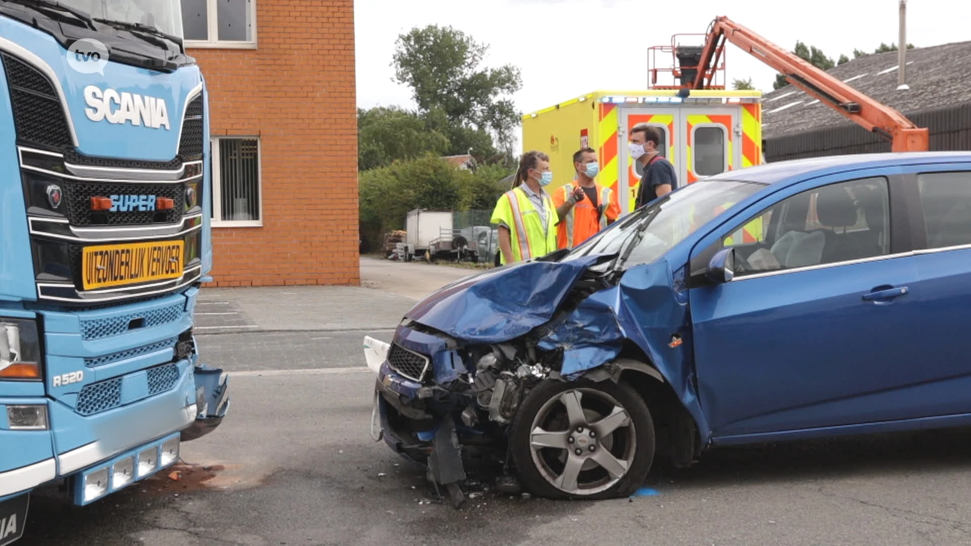 Kruibeke: Auto botst frontaal met vrachtwagen, mama en twee kindjes gewond naar ziekenhuis