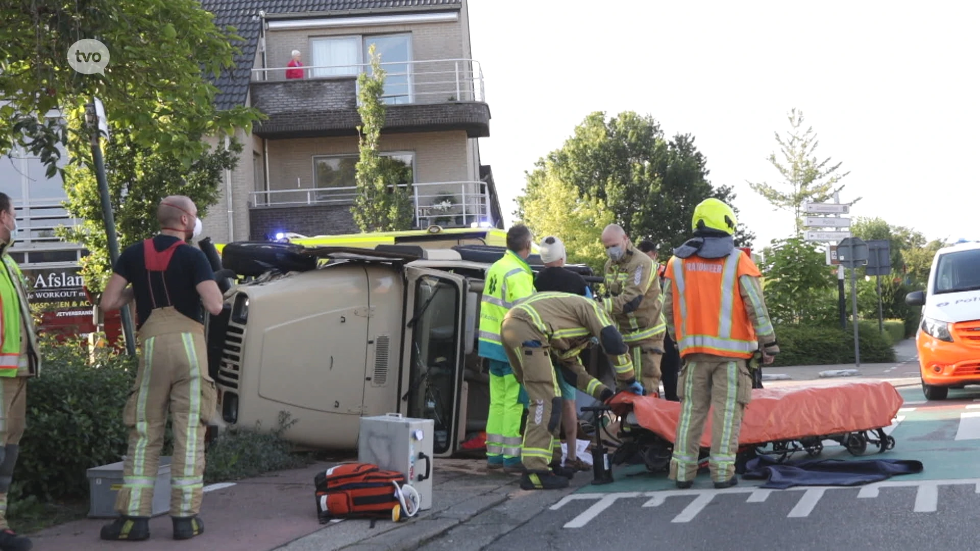 Terreinvoertuig kantelt in bocht, bestuurder zwaargewond