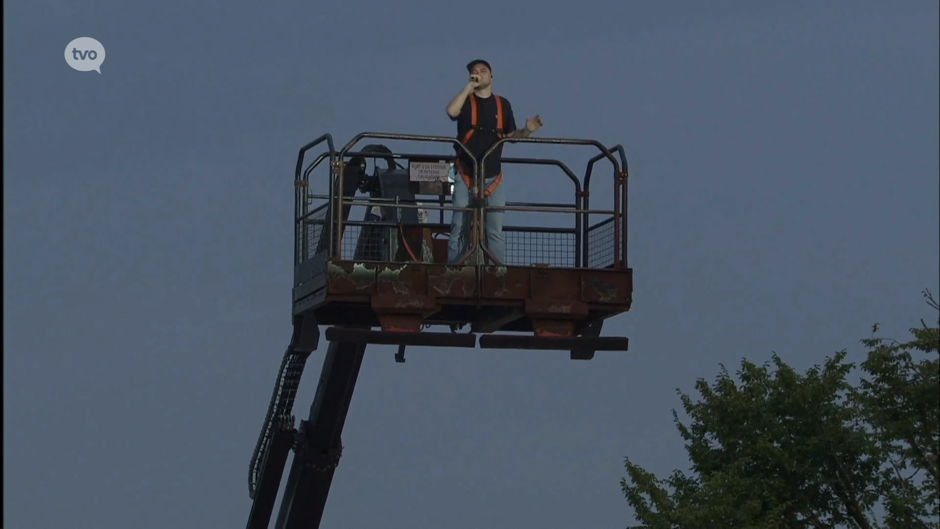 Lokerse Feesten: Brihang trakteert publiek op bisnummer vanop hoogtewerker