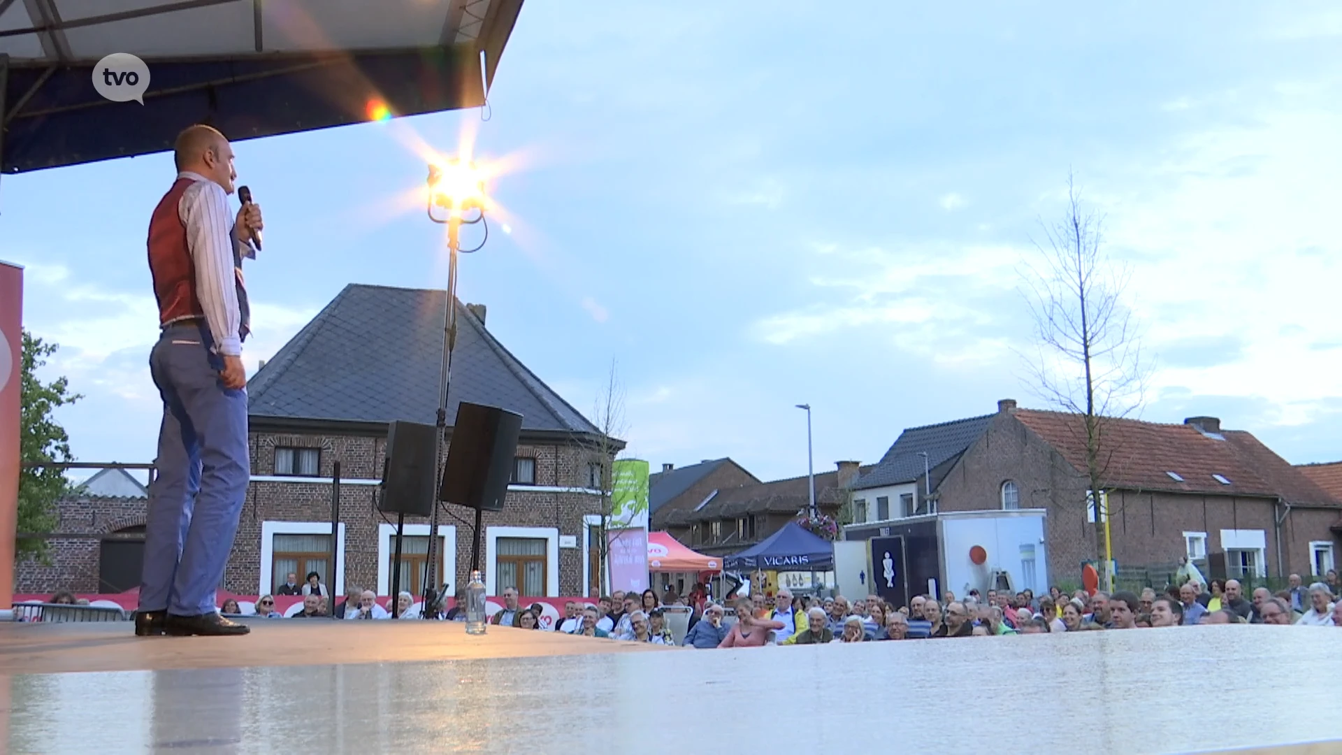 Dorpsplein Denderbelle te klein voor vertelling van Bert Kruismans