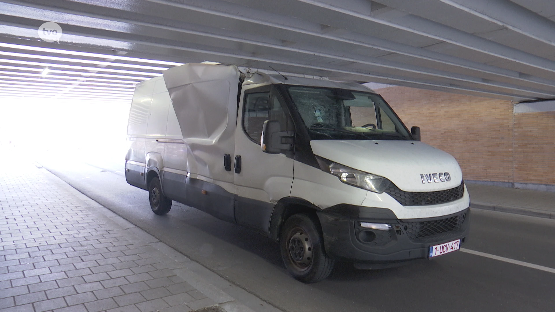 Bestelwagen rijdt zich vast onder spoorwegtunnel in Temse