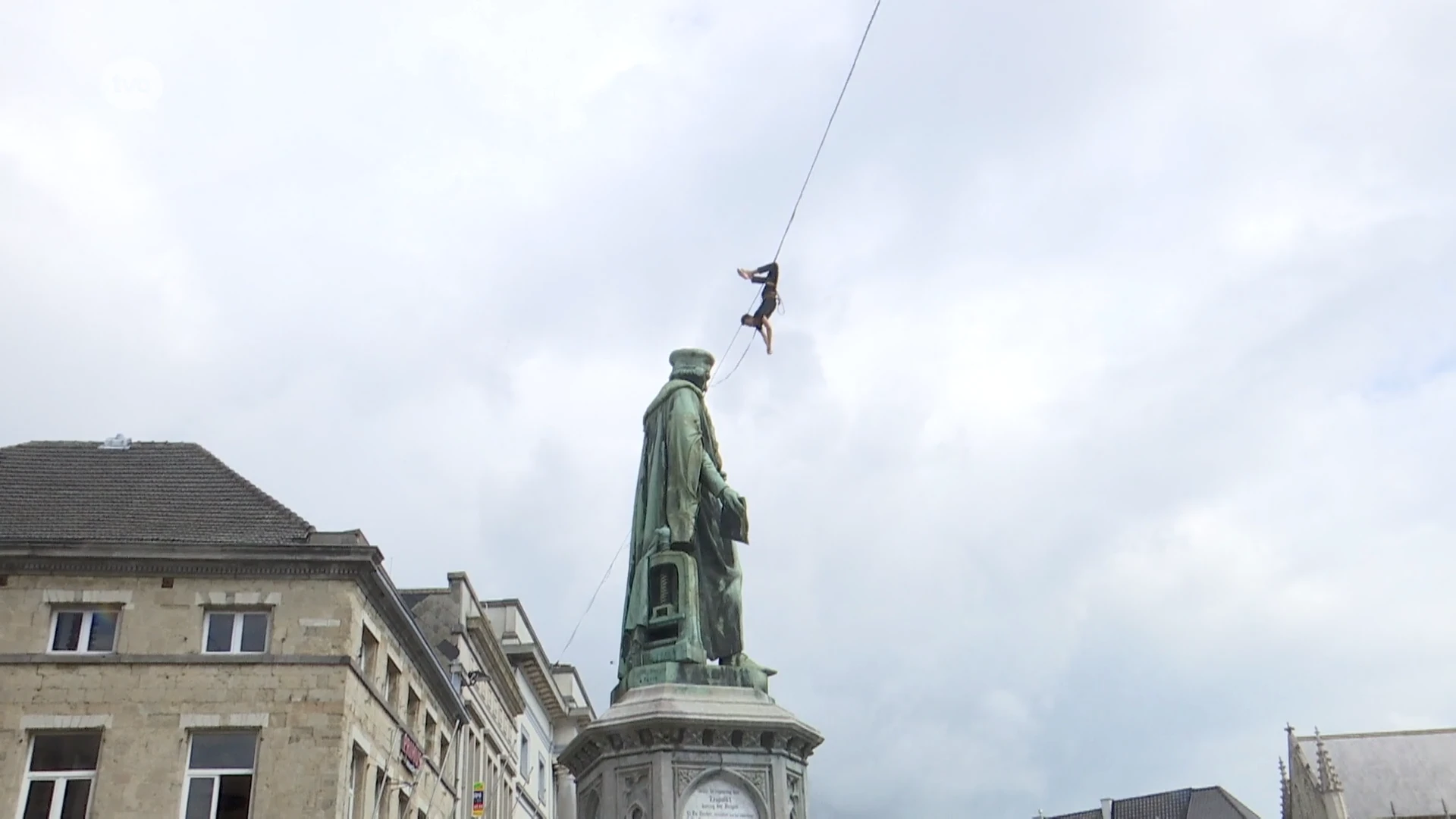 Koorddansers bengelen over Grote Markt van Aalst