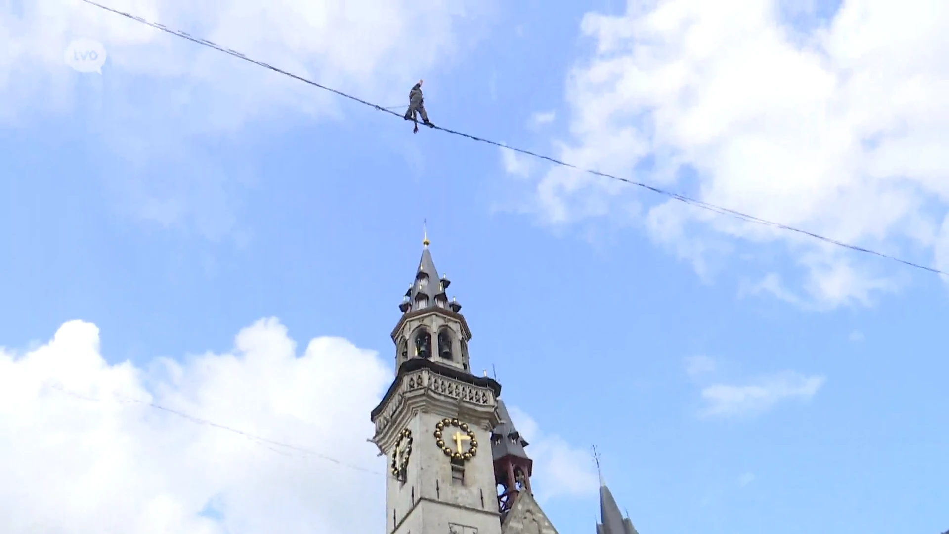 Koorddansers bengelen over Grote Markt van Aalst