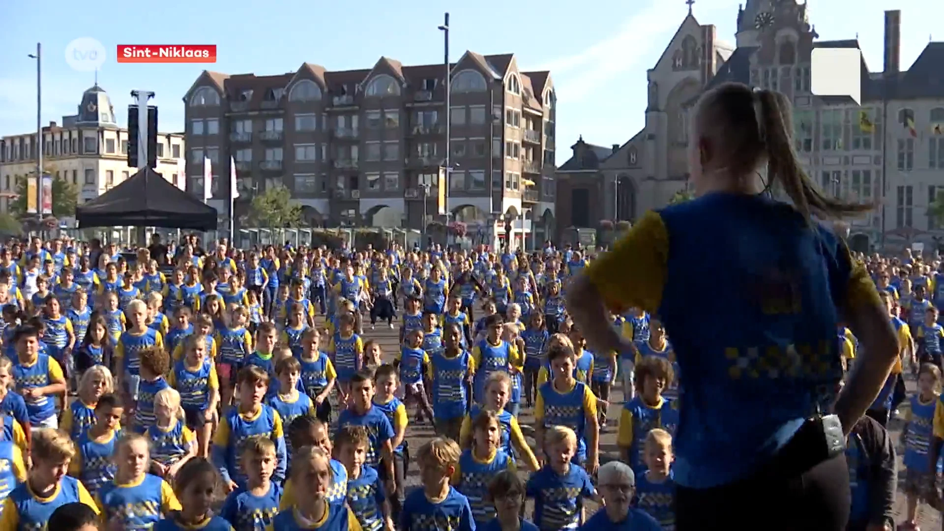 1.400 kinderen zingen en dansen het STRAP-lied op de Grote Markt