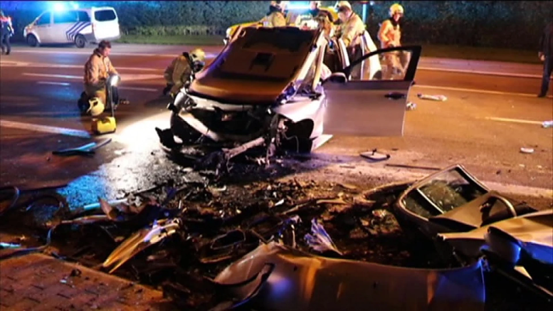 Auto crasht tegen geparkeerde vrachtwagen, twee zwaargewonden, waarvan 1 persoon in levensgevaar