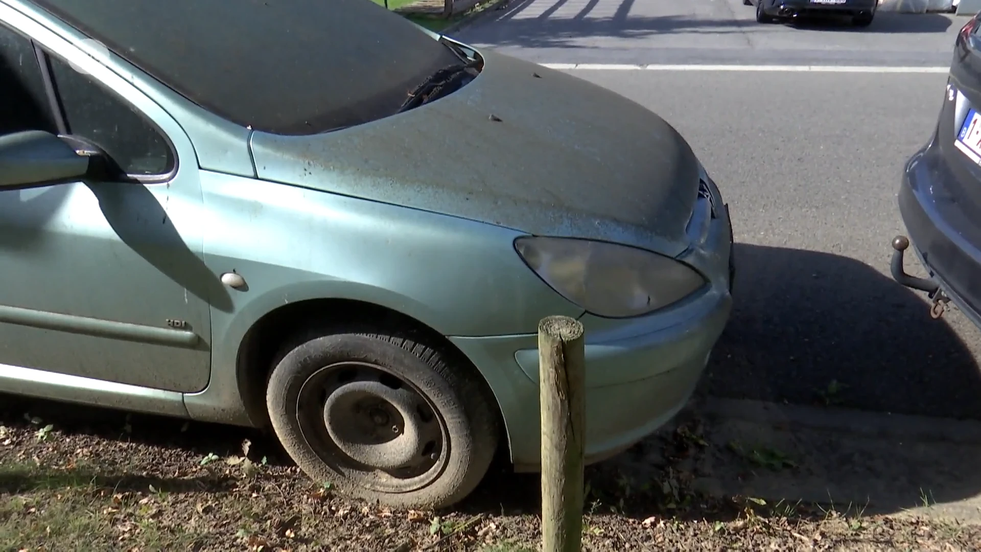 Al meer dan een jaar staat deze auto in Temse stof te vergaren langs de openbare weg