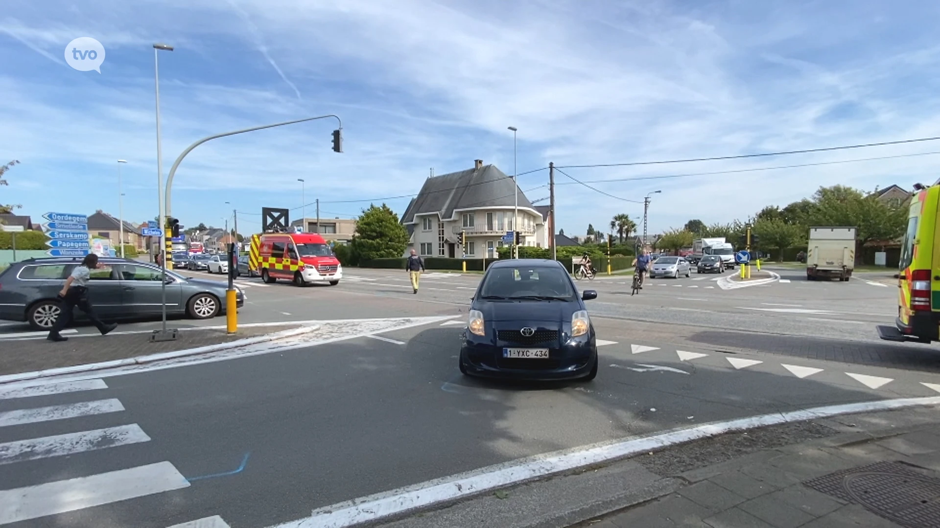 Ambulance die patiënt vervoert botst met auto op kruispunt in Lede