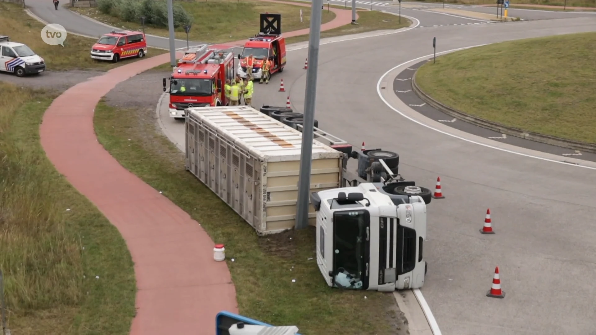 Gekantelde vrachtwagen op rotonde in Kallo