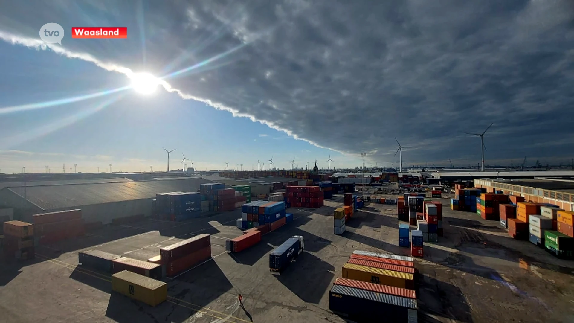 Fraaie beelden van scherpe grens tussen wolkendek en heldere hemel