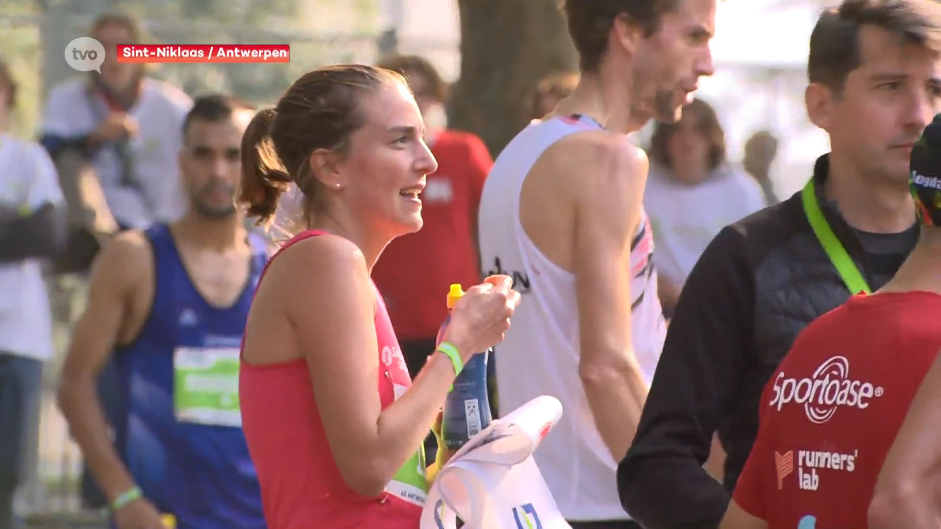 Nina Lauwaert uit Sint-Niklaas wint de 10 Miles bij de vrouwen.