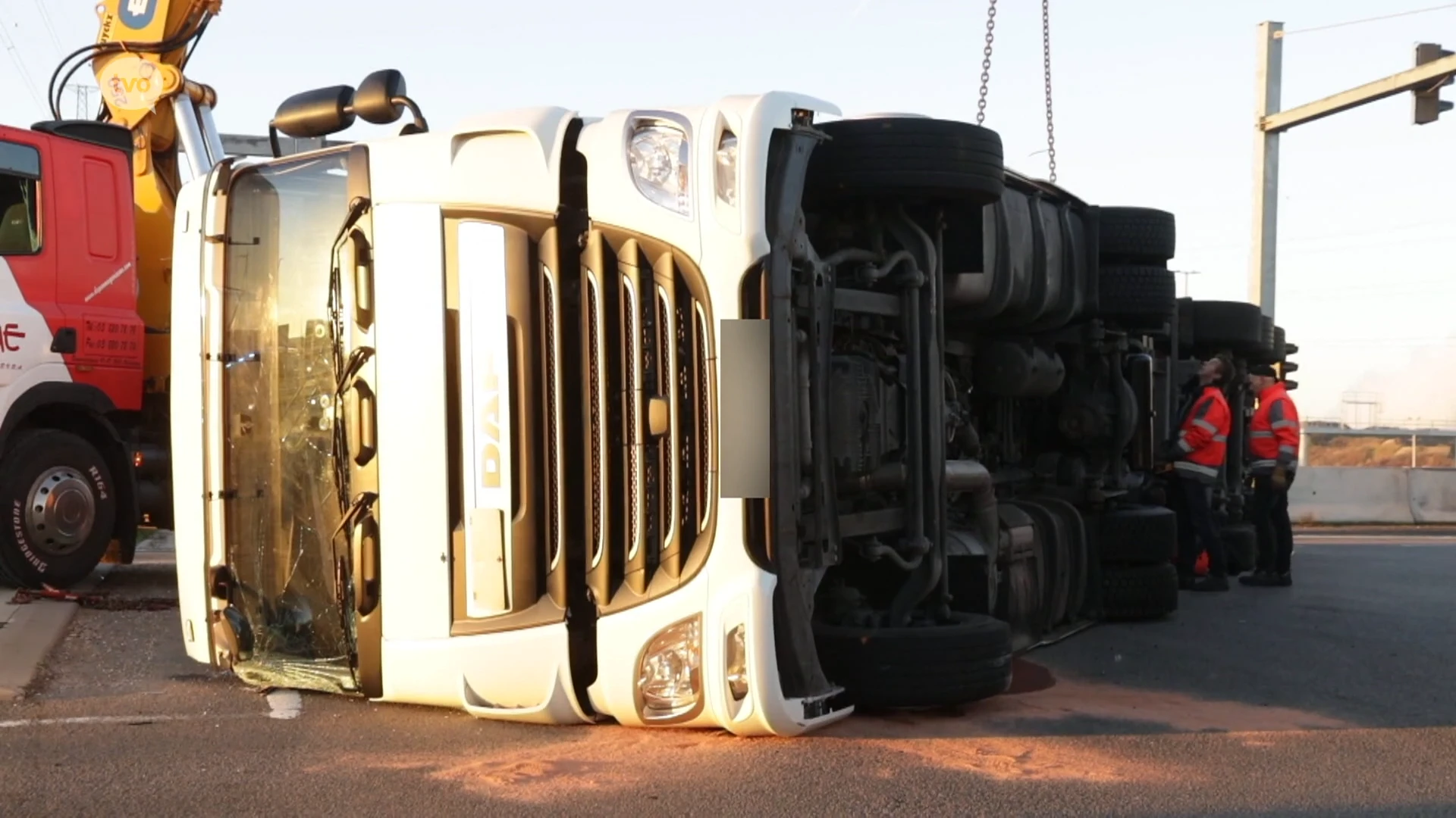 Vrachtwagen twee keer op zijn kant in Kallo