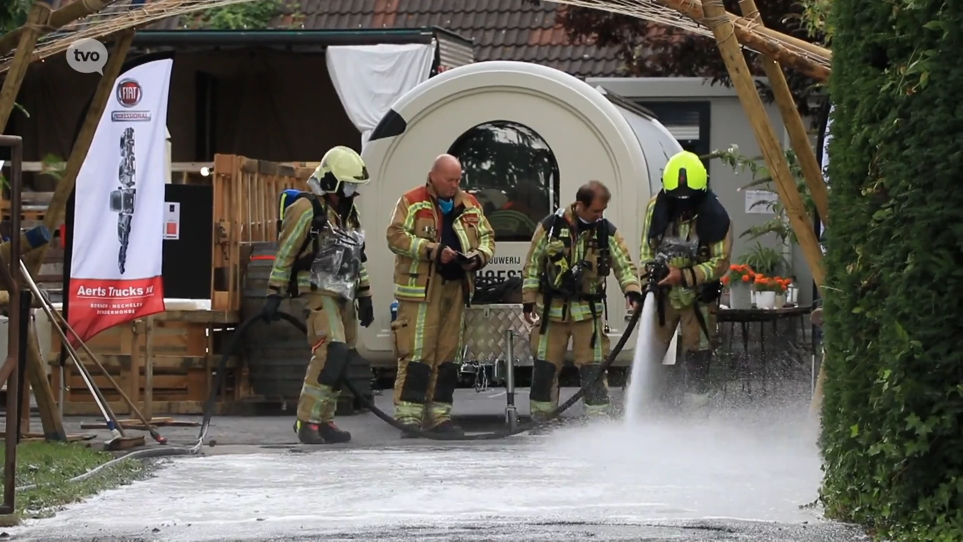 Mobiele cocktailbar gaat in vlammen op, brand is aangestoken