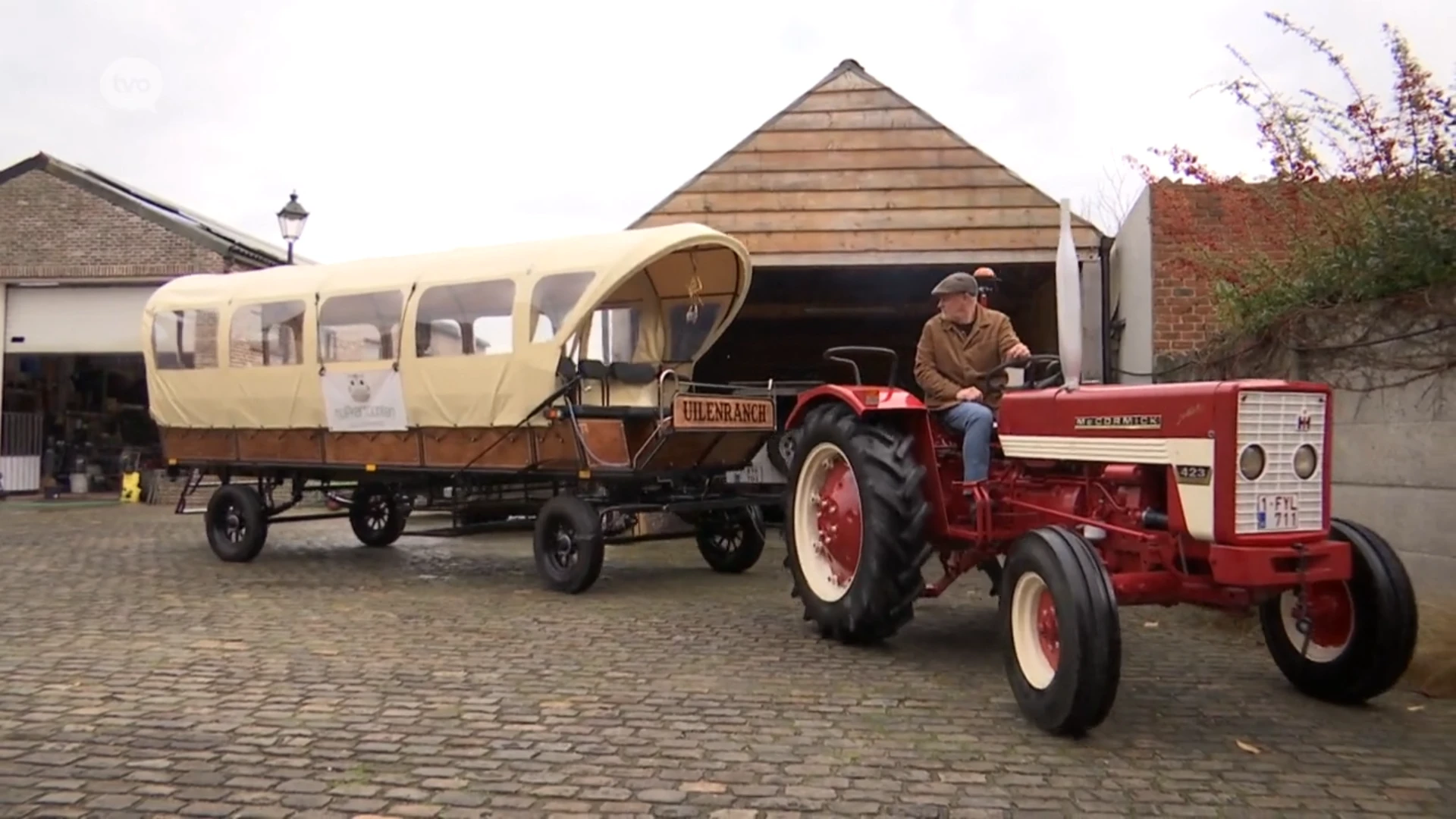 Op huifkar achter oude tractor langs mooiste plekjes in Buggenhout