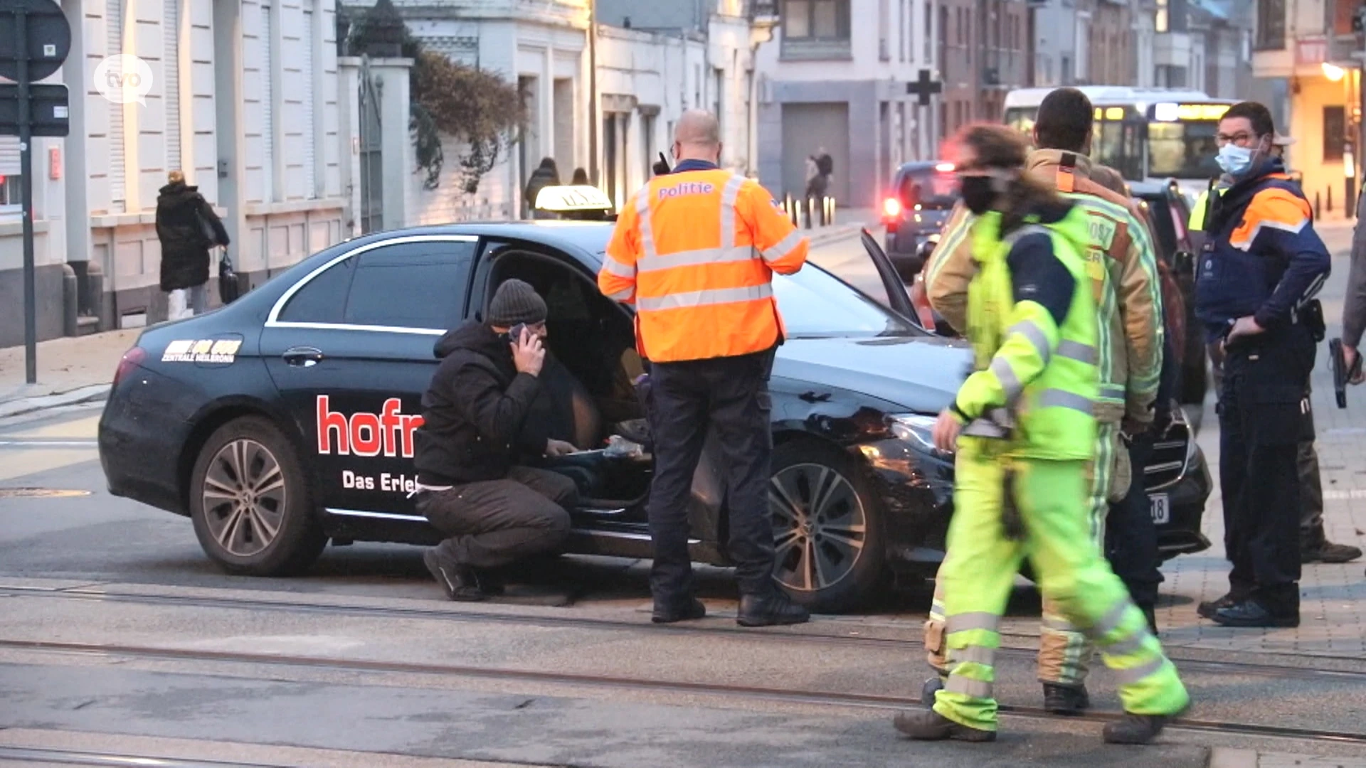 Trein knalt tegen Duitse taxi aan spoorwegovergang in Ninove