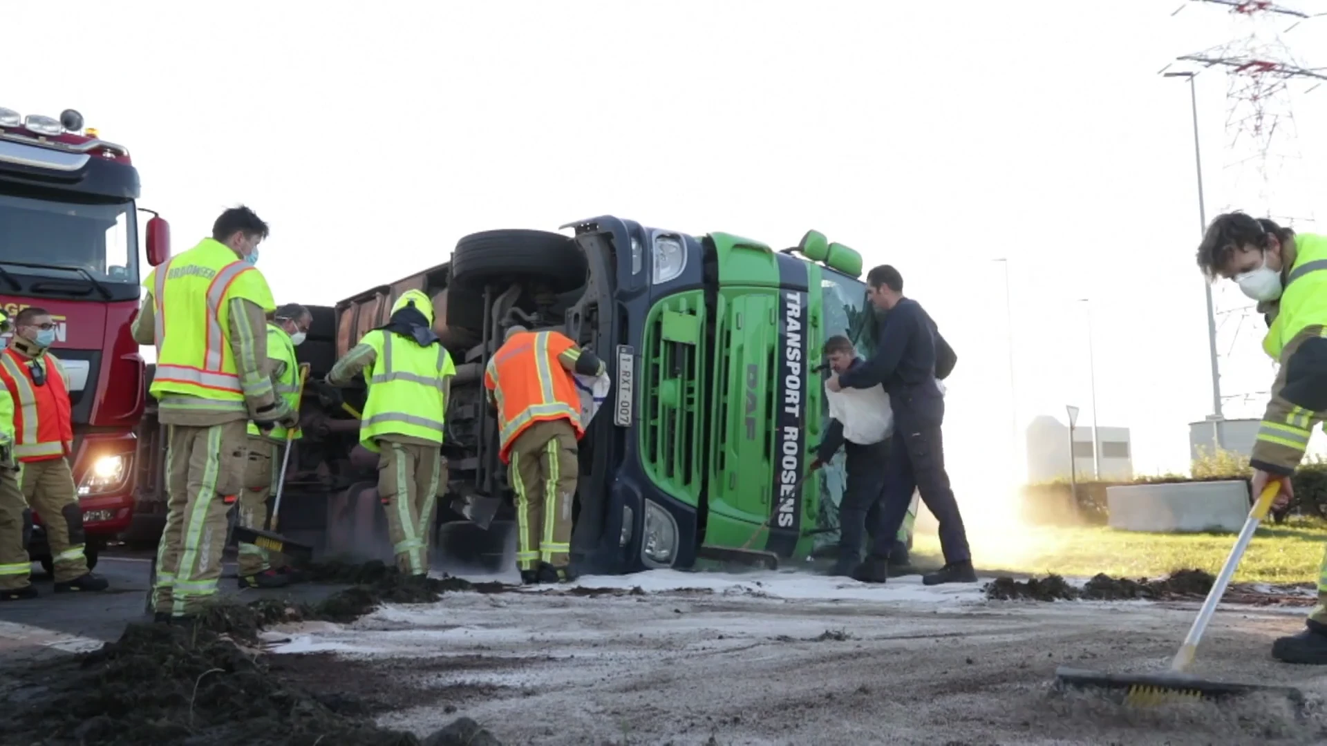 Vrachtwagen met container gaat op zijn zij in Kallo