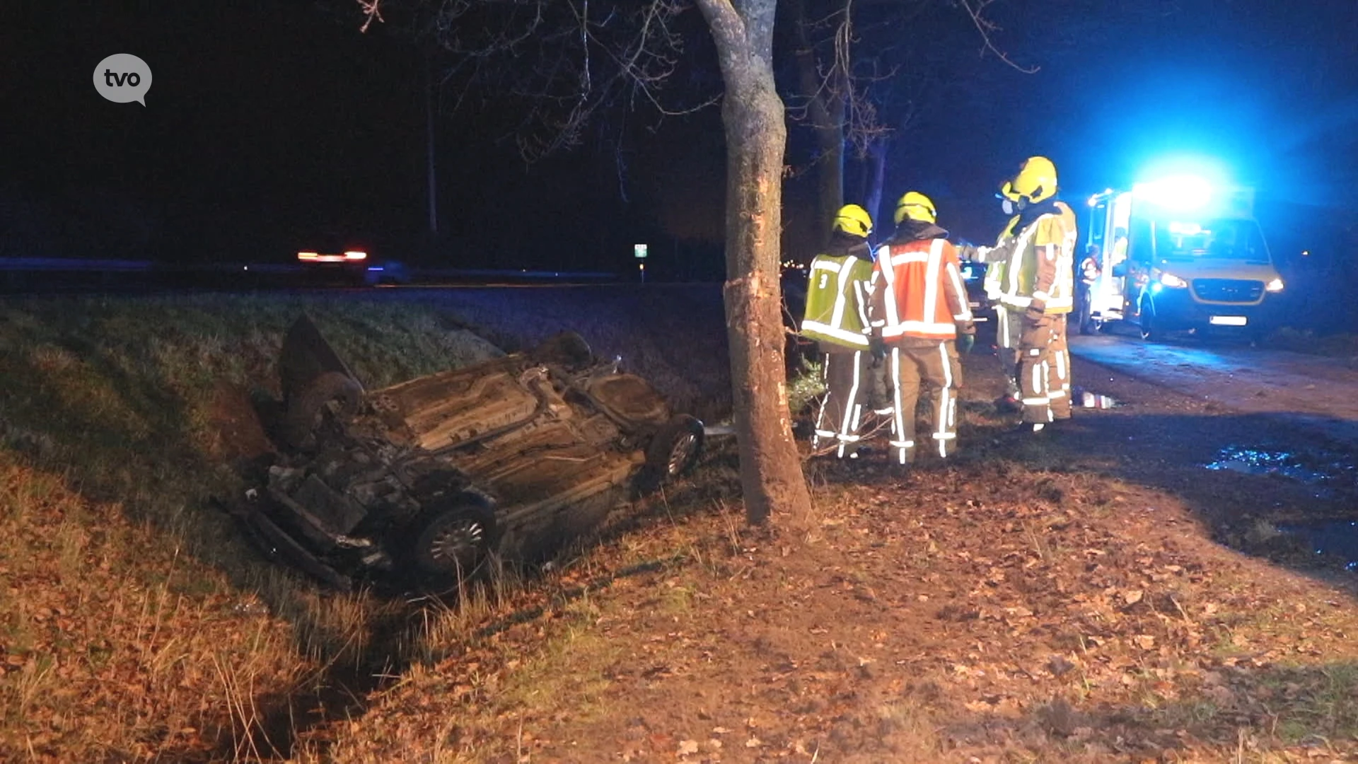 Auto slipt en belandt op dak in gracht naast E34 in Stekene