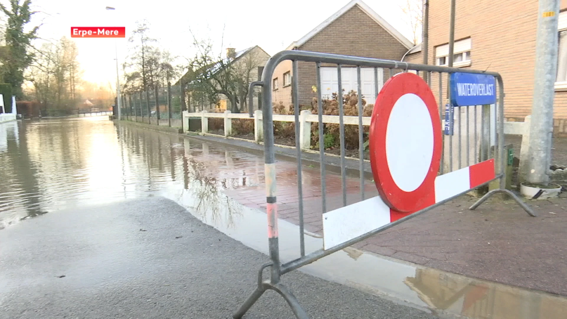 Hevige regenval zorgt voor wateroverlast: Molenbeek uit haar oevers getreden