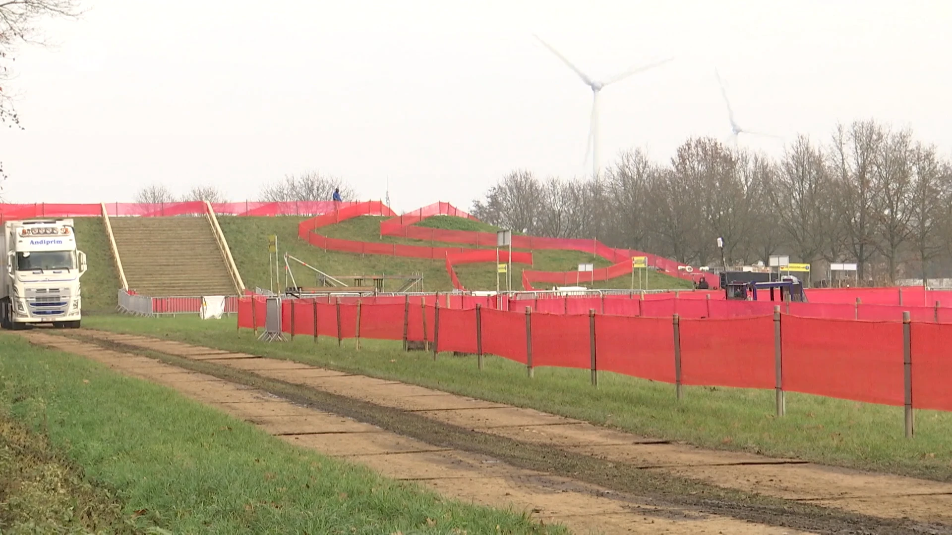 Goed nieuws uit Dendermonde: Duel tussen Van Aert en Van der Poel gaat zondag door