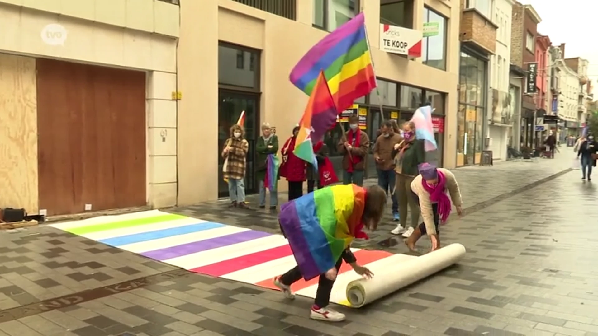 PVDA Aalst legt zelf een regenboogzebrapad aan