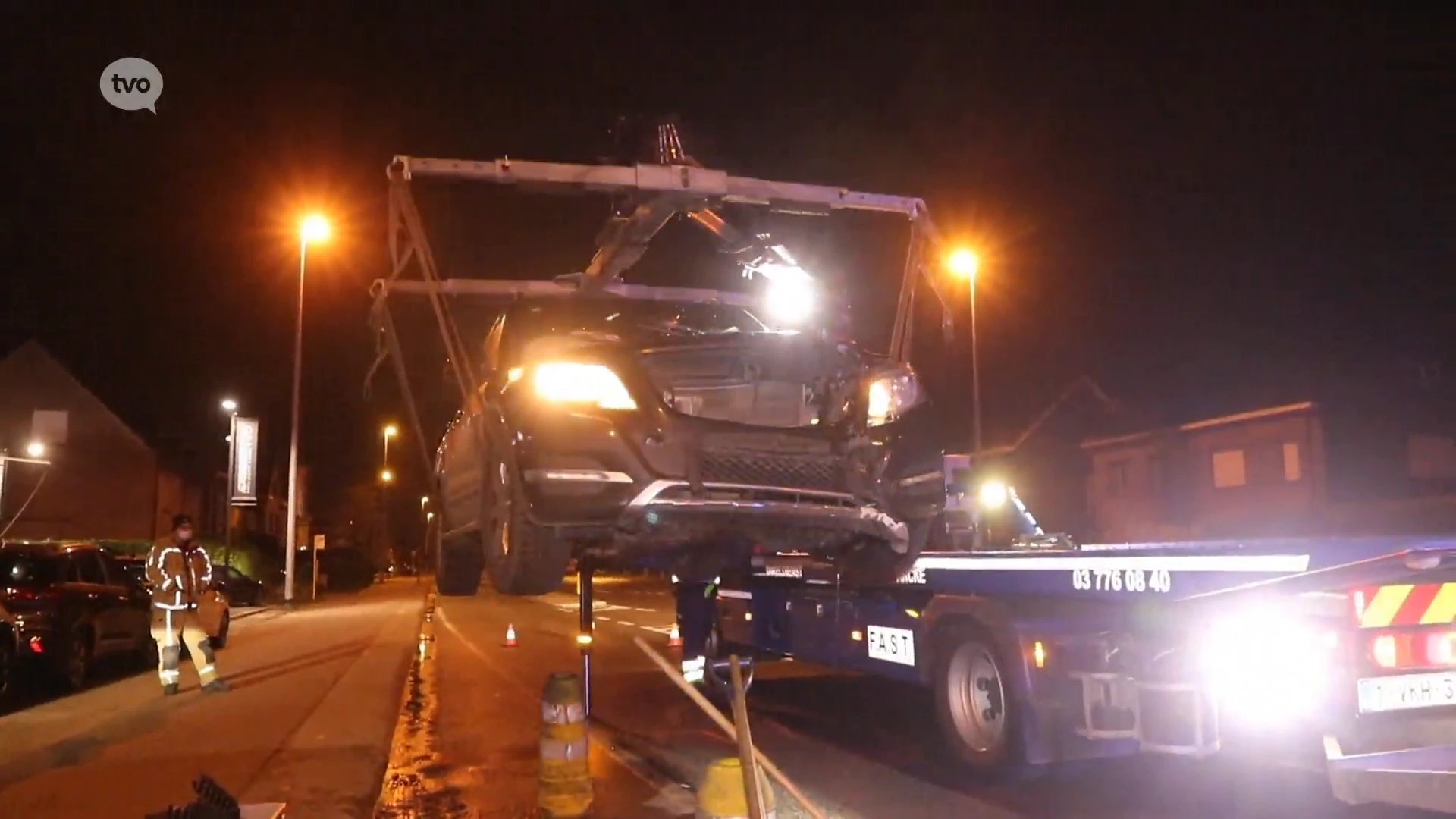 Magistraat ramt verkeerseiland en verkeerslicht in Sint-Niklaas, wagen in beslag genomen