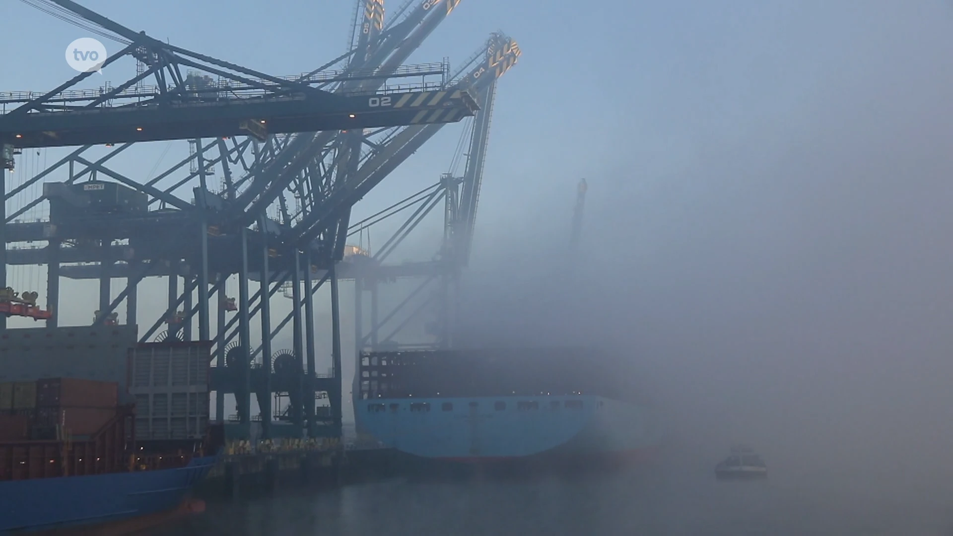 Dichte mist breekt de containerterminals in de haven zuur op