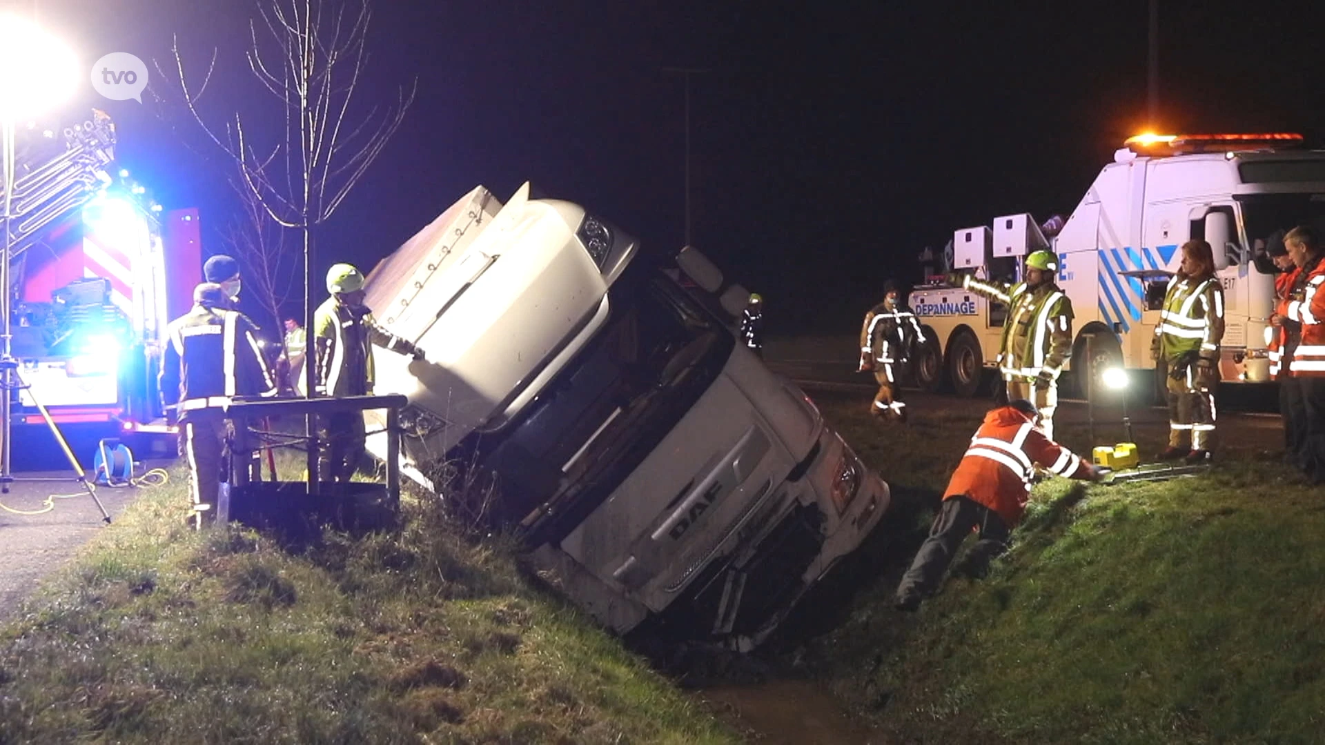 Vrachtwagen geladen met suiker belandt in gracht naast E34 in Stekene