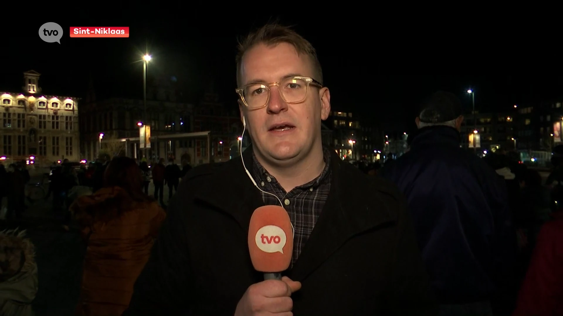 TV Oost-journalist Nick De Backer op de Grote Markt in Sint-Niklaas bij de wake voor Dean