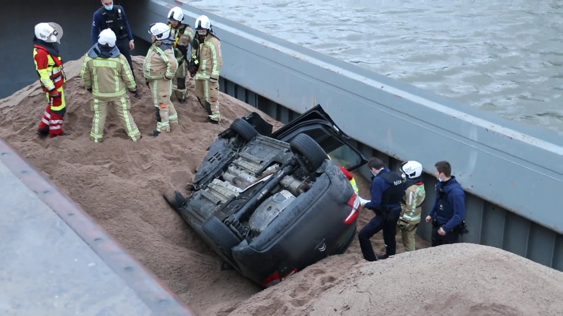 Dendermonde: Bestuurster zwaargewond nadat ze met auto op boot tuimelt
