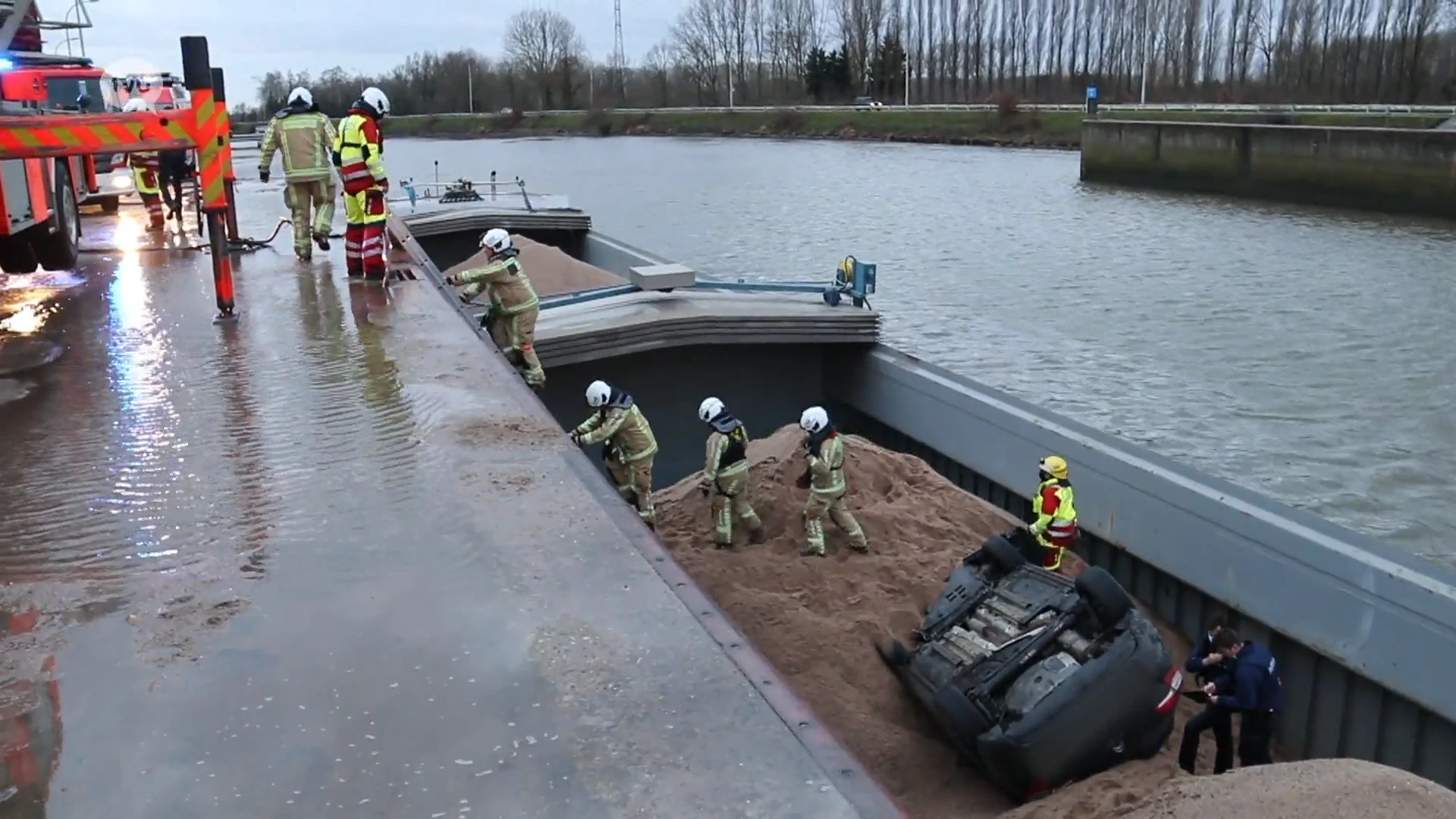 Autobestuurder zwaargewond na val in met zand gevuld vrachtschip