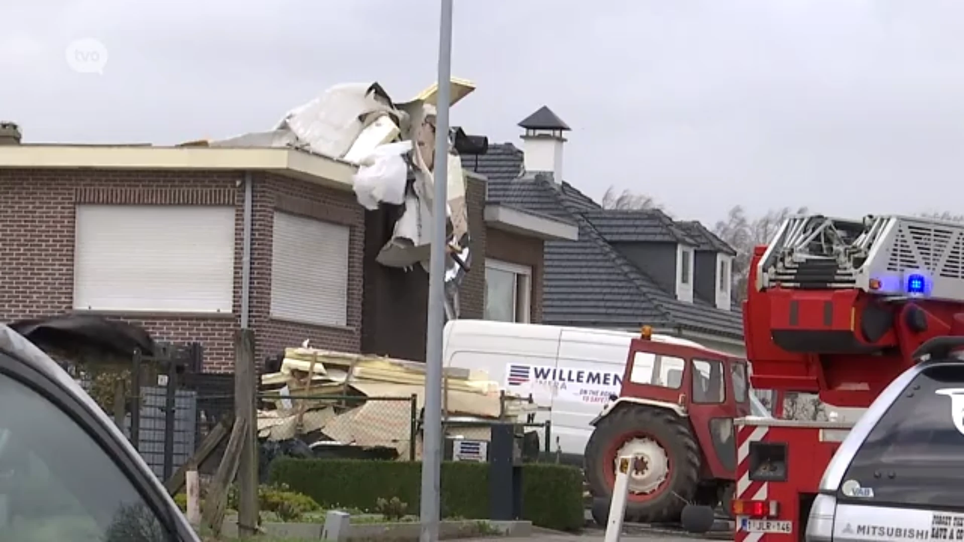 Natasja zag vrijdag dak de lucht ingaan na rukwind, buren zamelen geld in om gezin te helpen