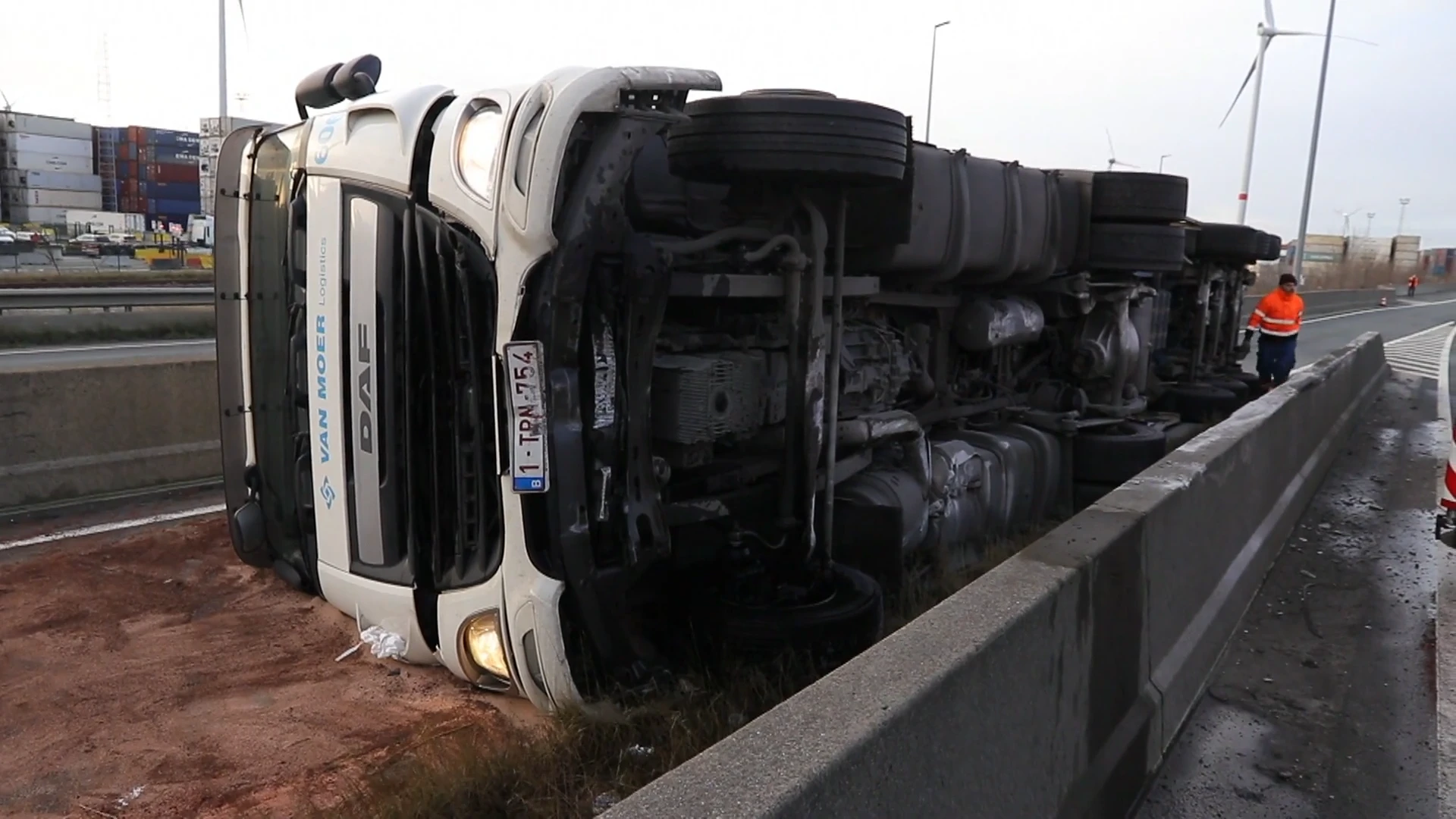 Moeilijke ochtendspits in de haven door gekantelde vrachtwagen