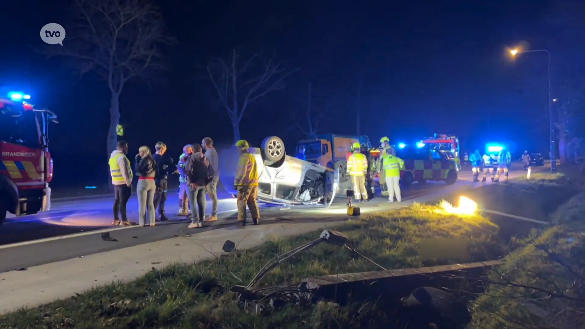 N9 Oordegem: Auto raakt van de weg, botst tegen elektriciteitspaal en gaat 2 keer over de kop