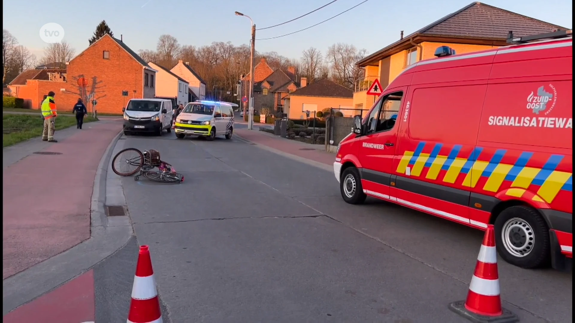 Lede: Meisje van 15 wordt met haar fiets gegrepen door bestelwagen en raakt zwaargewond