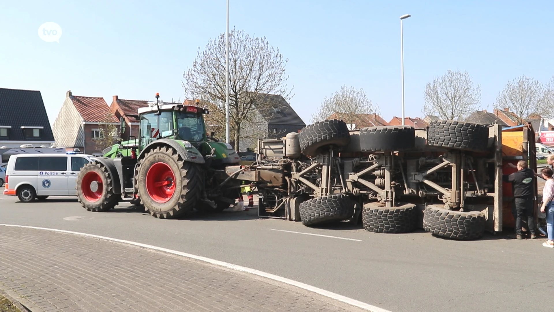 Lading gedroogde mest komt op straat terecht aan rotonde in Zele