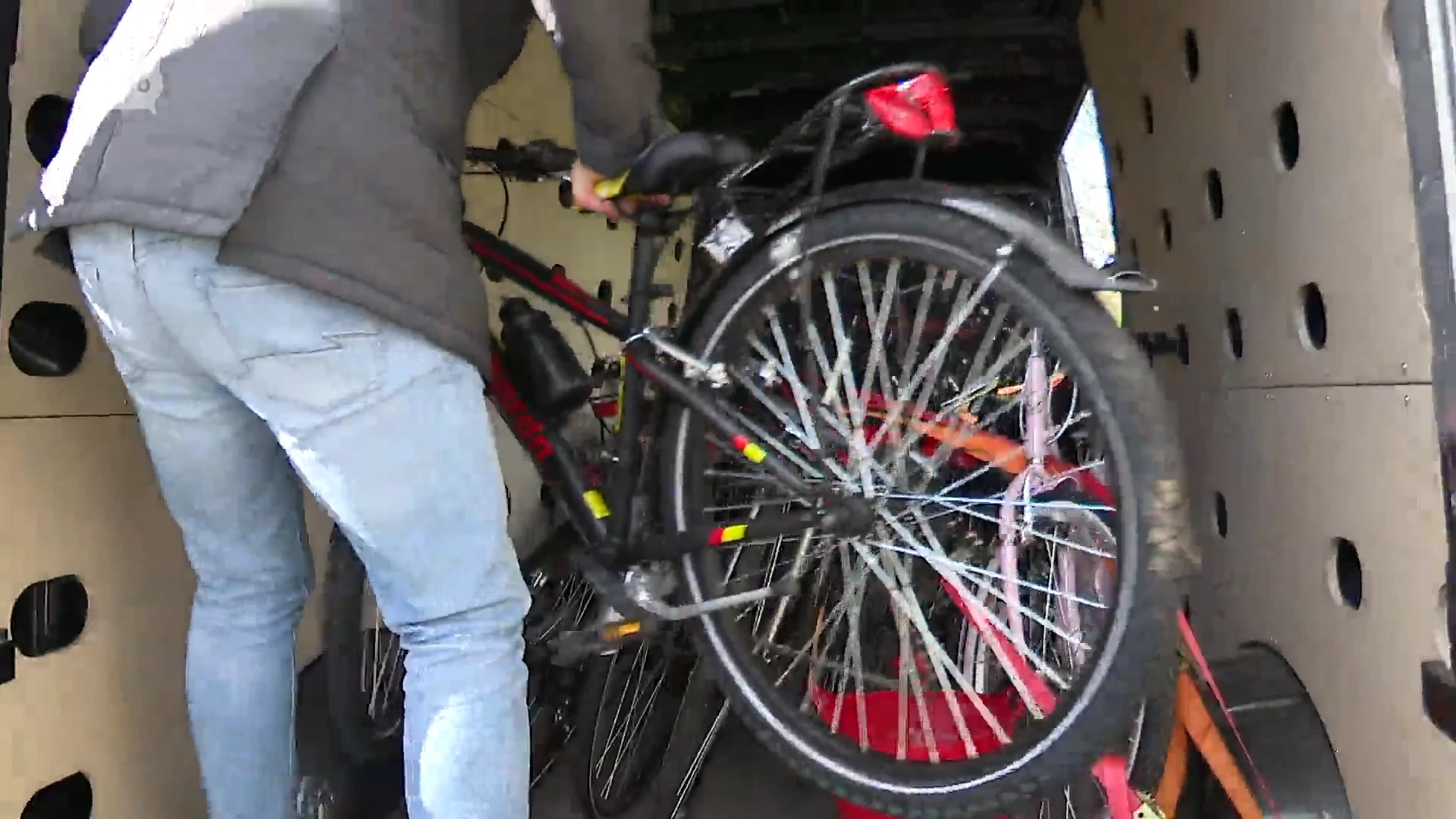 BiJeVa deelt 42 fietsen uit aan kinderen in armoede: "Een prachtig paascadeau"