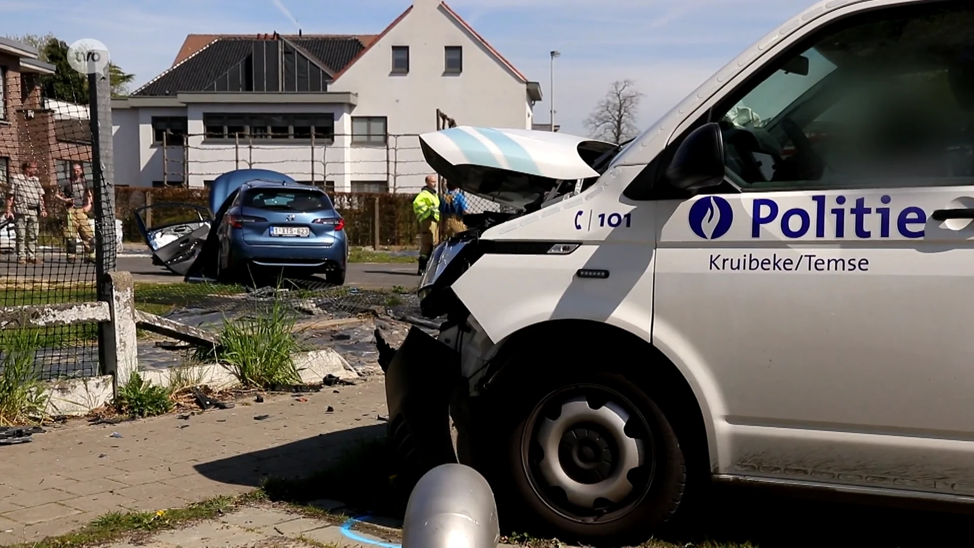 Bestuurster zwaargewond na botsing met politiecombi