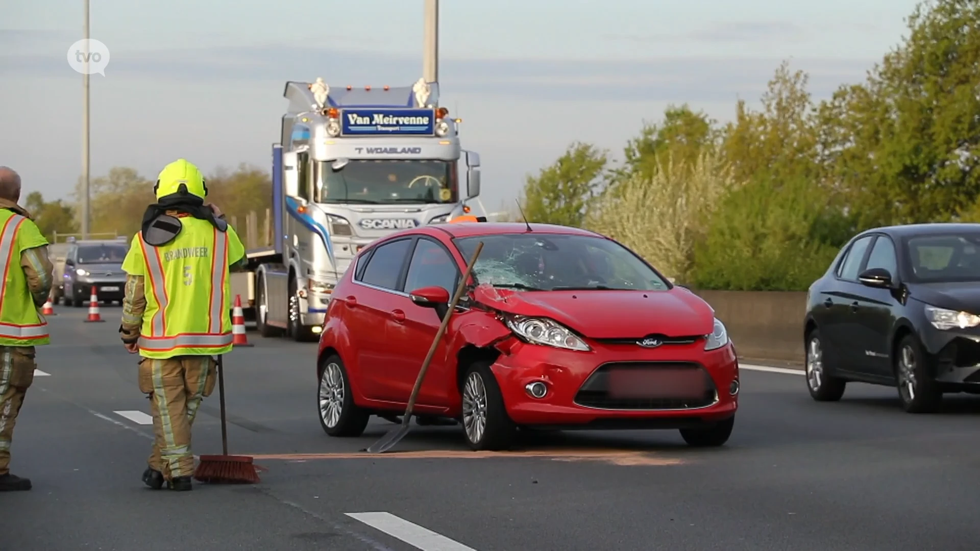 Auto haakt aan rijdende vrachtwagen op E17 in Waasmunster