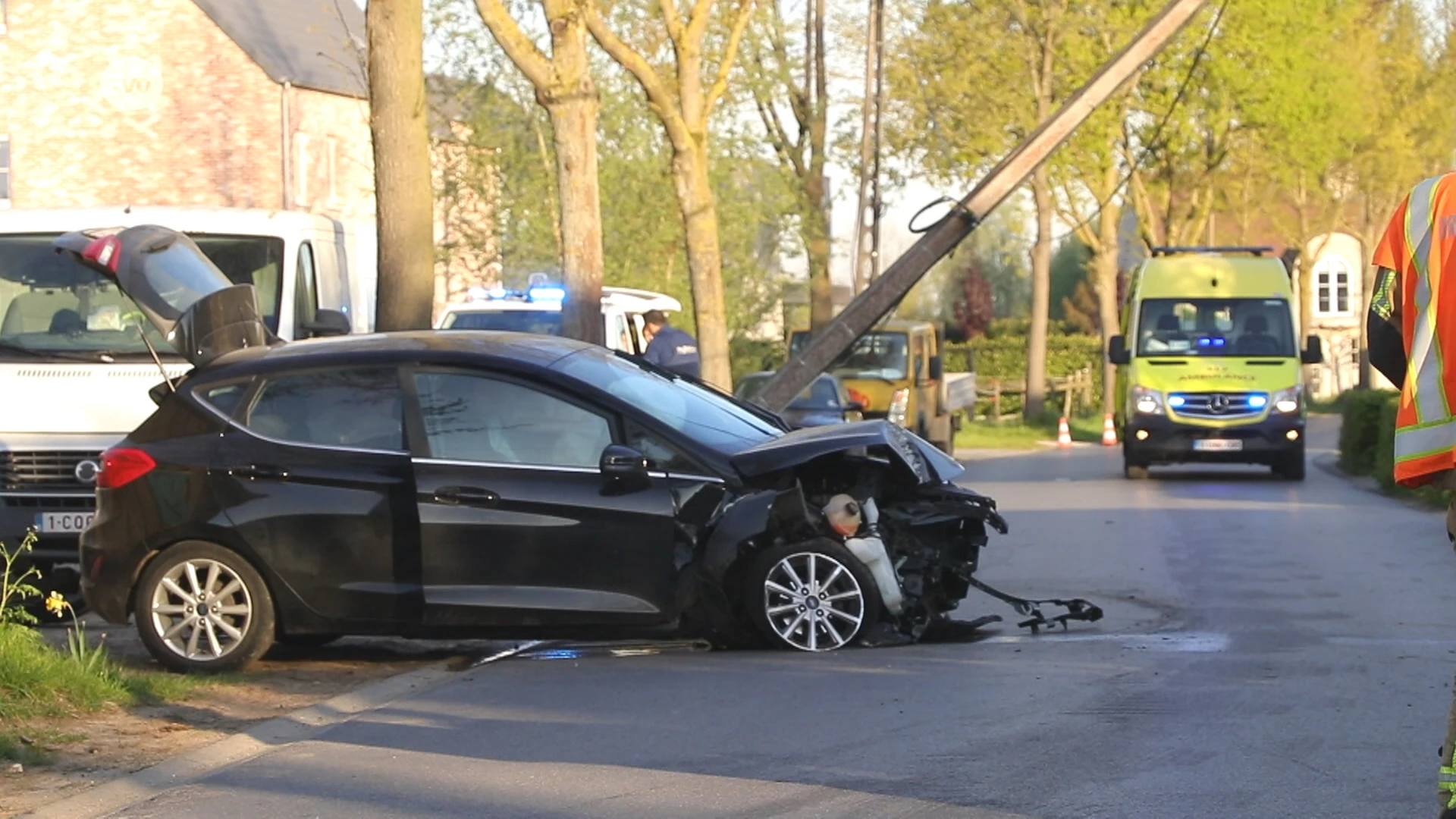 Gewond na harde klap met auto tegen betonnen paal in Sint-Pauwels