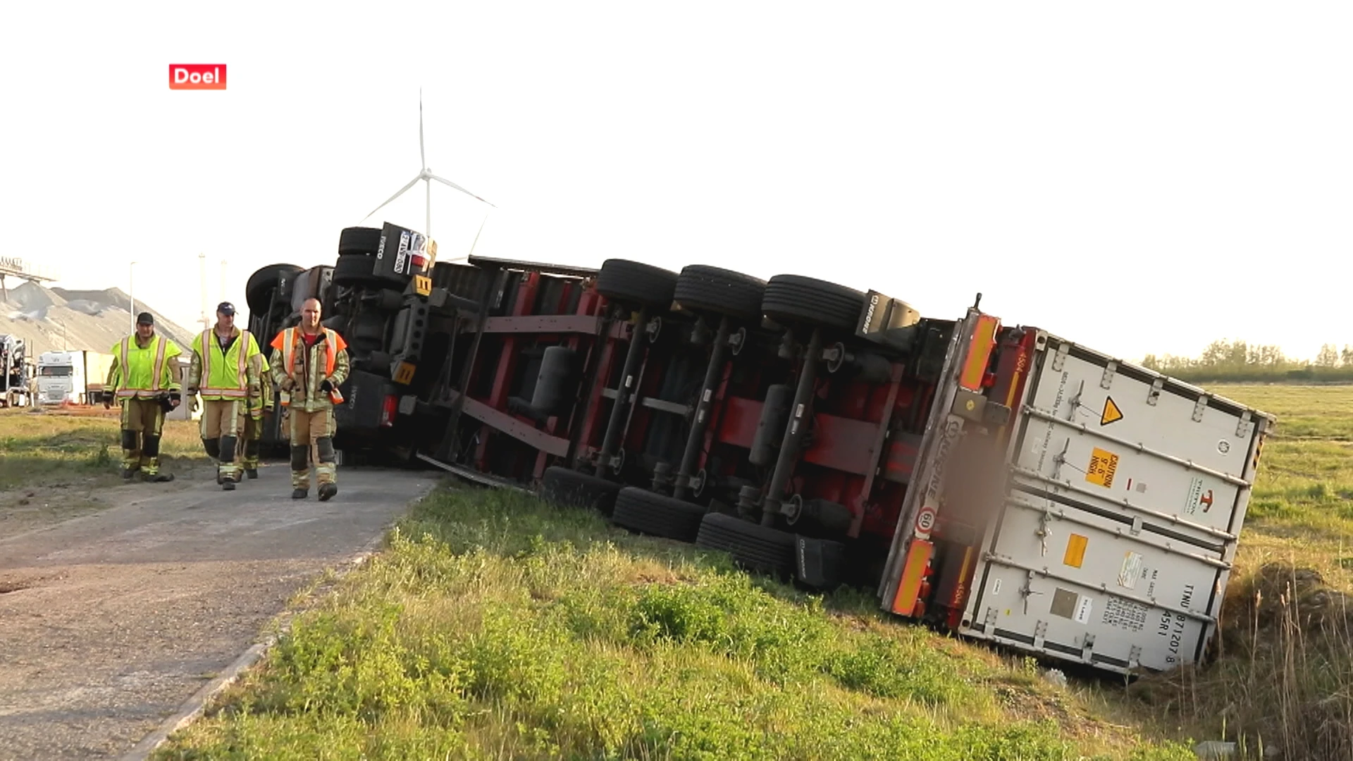 Vrachtwagen geladen met mango's kantelt in Doel