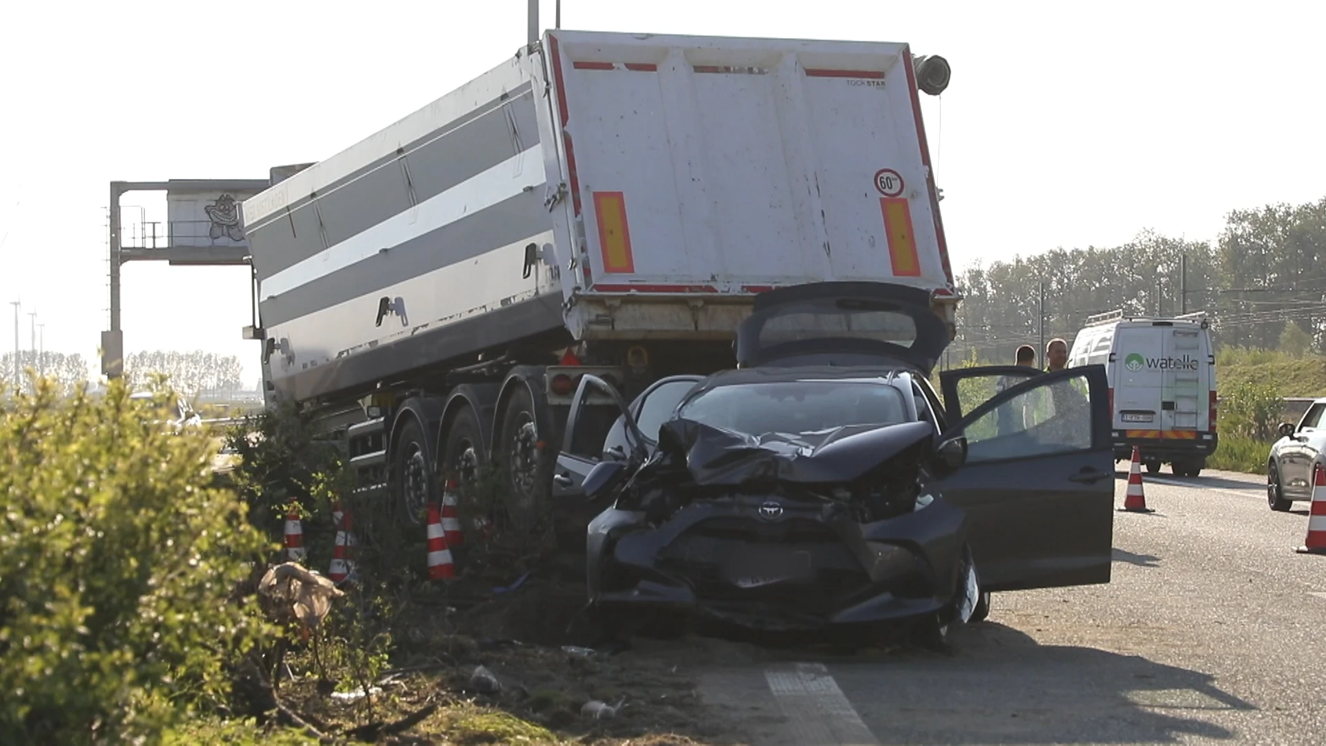 Vrachtwagen krijgt klapband en ramt auto op E34 in Beveren
